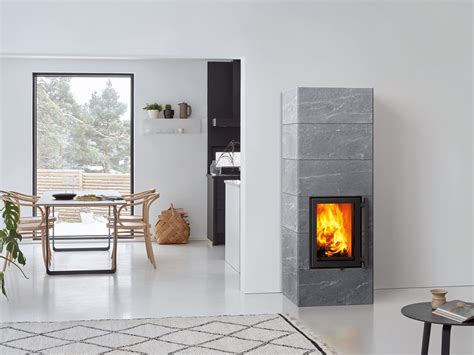 Collage van verschillende speksteenkachel modellen: een strak modern design, een landelijke uitvoering met oven, en een compact model.