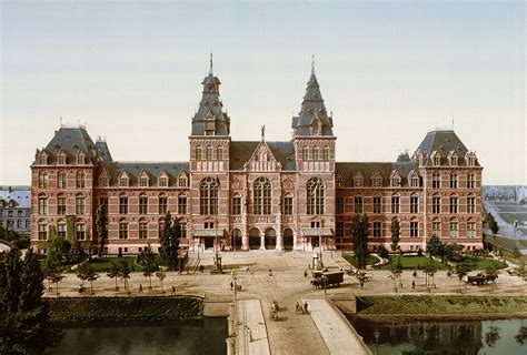 Voorbeeld van neorenaissance gevel met trapgevels en speklagen