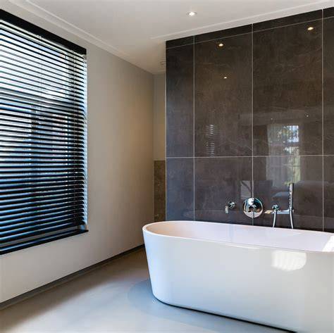 Foto van badkamer met aluminium jaloezieën en geperforeerde lamellen