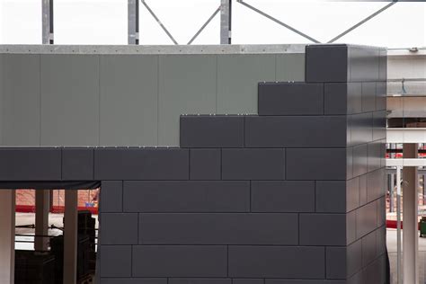 Foto: Voorgevel met Karrier QuadCore en Dri-Design cassettes