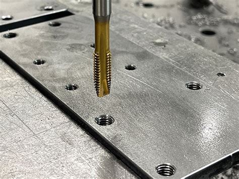 Detailopname van een geboord gat in metaal, gereed voor het tappen.