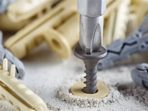 Collage van verschillende methoden voor het repareren van gestripte schroefgaten.