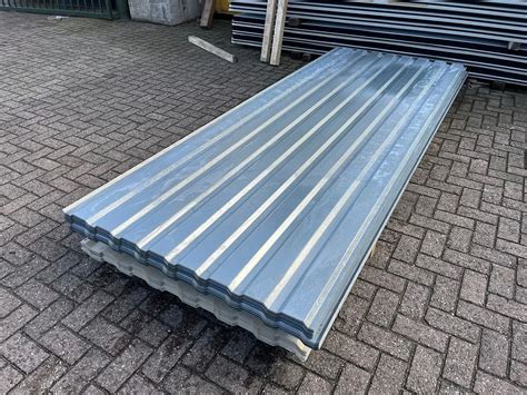 Gedetailleerde foto van de overlap van stalen potdekselprofielplaten