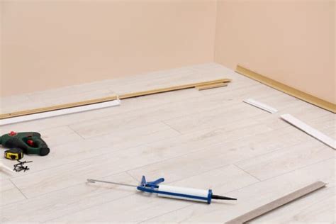 Schema met twee methoden voor het bevestigen van plinten: montagekit voor MDF en spijkers/schroeven voor hardhout