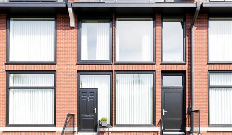 Infographic overzicht van stappenplan placering kunststof kozijnen in Amsterdam