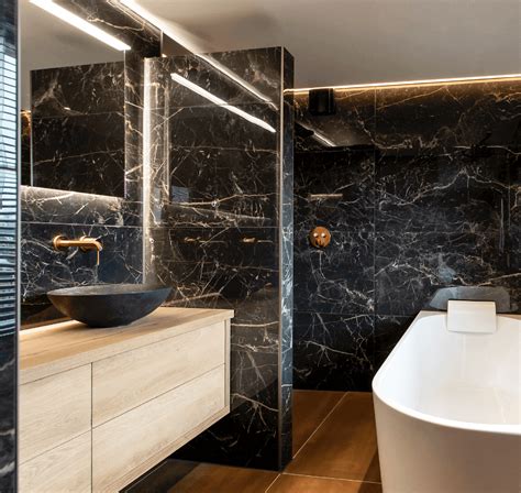 Een luxe badkamer met marmeren accenten.