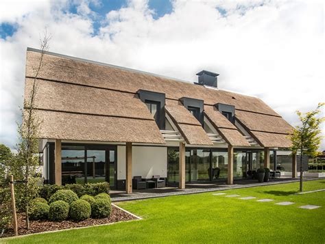 Schematische tekening: rieten daklagen van onder naar boven met binddraden en gaarden