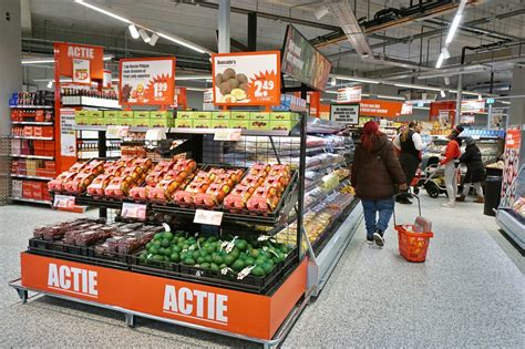 Foto van de vernieuwde Dirk supermarkt in Oudenbosch met klanten.
