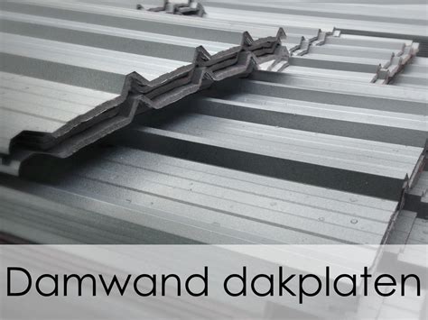Detail van hagelschade op dakplaten met zichtbare deuken en haarscheuren
