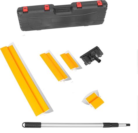 Gereedschap voor het voorbereiden van muren voor stucwerk, zoals borstels en reinigingsmiddelen.