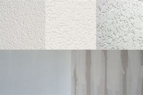 Stukadoor die stucwerk aanbrengt met een troffel en raapbord.