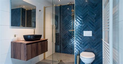 Voorbeeld van een moderne badkameropstelling in een showroom