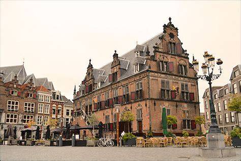 Detail van de geveltoppen en boogtrommels van de Waag Nijmegen