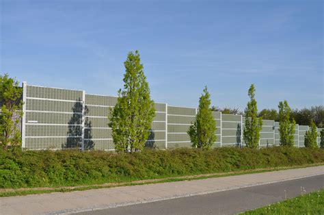 Een groene Noistop Steel geluidsschutting in een tuin