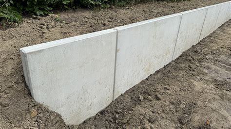 Diagram van de stappen voor het plaatsen van een betonnen geluidsschutting