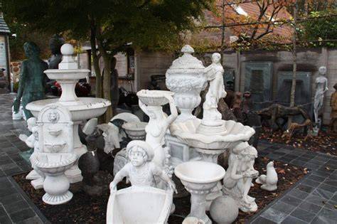 Foto van een traditionele en een moderne opstelling van betonnen tuinbeelden