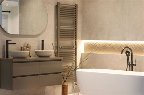 Collage van verschillende badkamertrends: State of Black, Golden Desert, Elegant White, Go Green