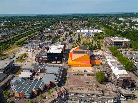 Afbeelding van de rode dakconstructie boven de perrons in Lelystad Centrum