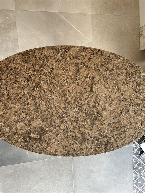 Collage van verschillende interieurtoepassingen van graniet (aanrechtblad, vensterbank, tafelblad)