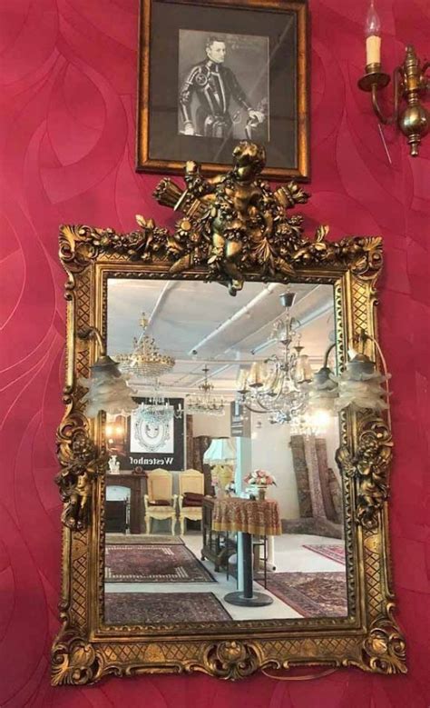beelden van barok interieur met spiegels, kroonluchters en rijke decoratie