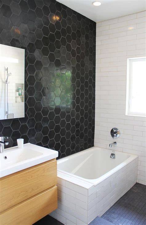 Afbeelding: Zwarte hexagon tegels op vloer en wand in badkamer