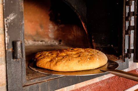 Diagram van belegde pizza’s die in een stenen oven gebakken worden met optimale hitteverdeling