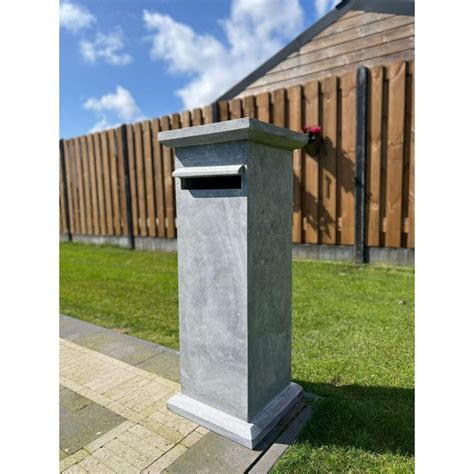 Voorbeeld van een gestapelde steen brievenbus met accentverlichting