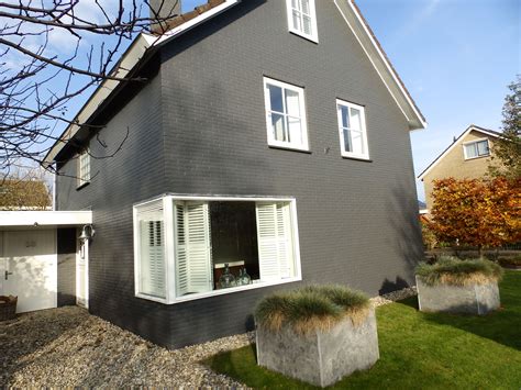 Illustratie van een huis met schone, strak geverfde kozijnen.