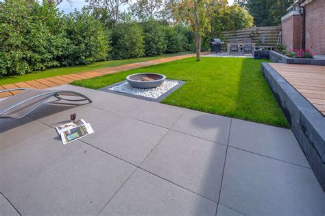 Illustratie van een modern terras met ivory tuintegels