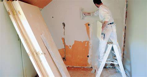Stukadoor aan het werk in een woonhuis in Harlingen