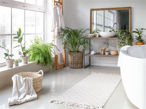 Badkamer met houten accessoires en groene planten