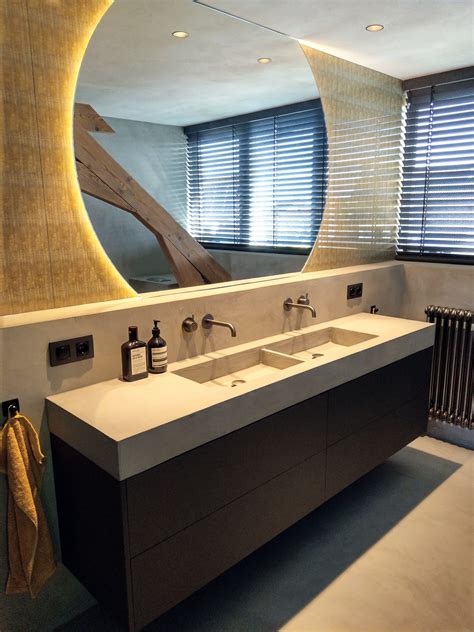 Badkamer met een ronde spiegel en subtiele geurverspreiders