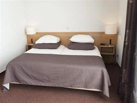 Foto van een standaardkamer met balkon en tuinzicht