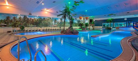 Foto: Nachtweergave van het hotel en zwembad