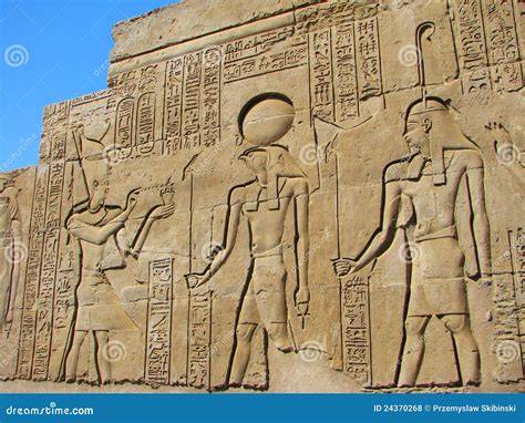 Egypte-inspiratie: piramides en hiërogliefen in prentenboekstijl