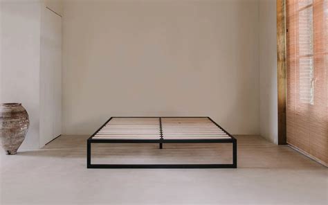 Collage van verschillende lage bedframes en bedmodellen met slanke frames.