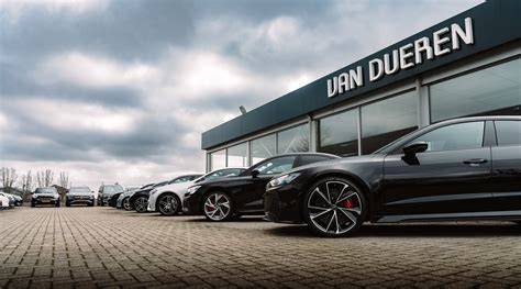 Afbeelding van een Boxtelse showroom met diverse vloeroplossingen en gordijnen