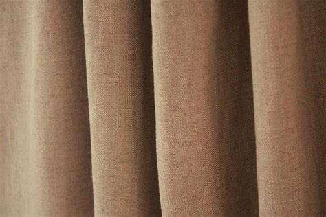 Grafiek: lichtinval en taupe gordijnen - welk effect op sfeer?