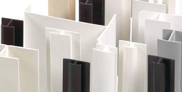 Diverse voorbeelden van kunststof profielen met verschillende vormen en kleuren