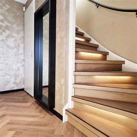 Illustratie van verschillende traprenovatie materialen: tapijt, vinyl, laminaat, hout.