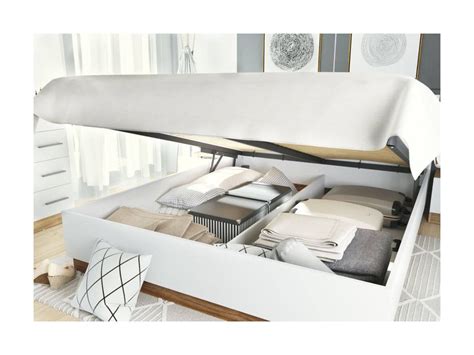 Foto: slaapkamer met opbergbed en muur-nachtkastjes