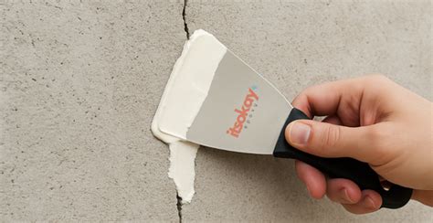 illustratie van het aanbrengen van epoxy plamuur in een scheur in beton