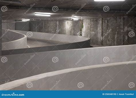 foto van een gerenoveerde betonnen parkeergarage