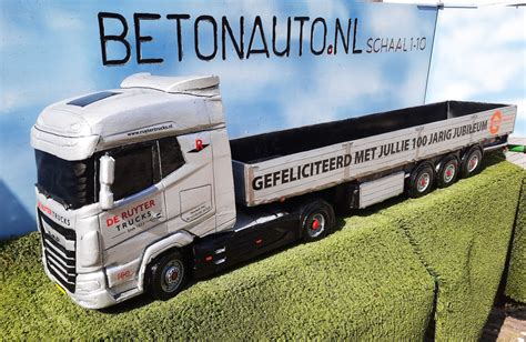 Gedetailleerd betonnen schaalmodel van een klassieke vrachtwagen