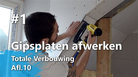 Detailfoto van het aanbrengen van voegmiddel en gaasband op een gipsplaatnaad