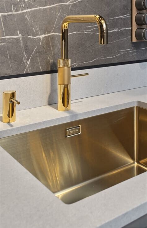 Overzicht van verschillende spoelbakken in trendy kleuren zoals goud, koper en zwart.