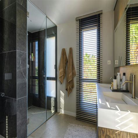 Vochtbestendige zwarte aluminium jaloezieën in een moderne badkamer