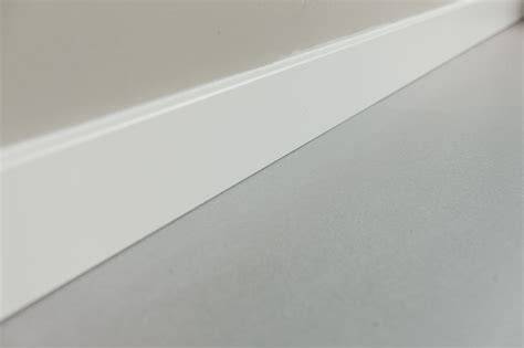 Illustratie: Kleur- en stijlcombinaties voor plinten (wit, zwart, antraciet)