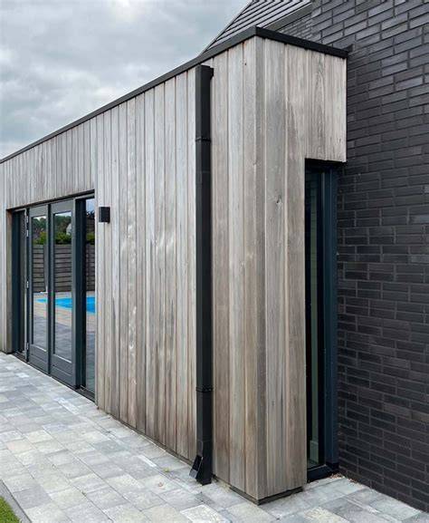 Informatieve afbeelding: voorbeelden van wit stuc met vergrijsd hout in gevels en interieurs