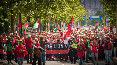 Demonstratie van het verwijderen van een luchtbel in behang met een naald en het gladstrijken ervan.